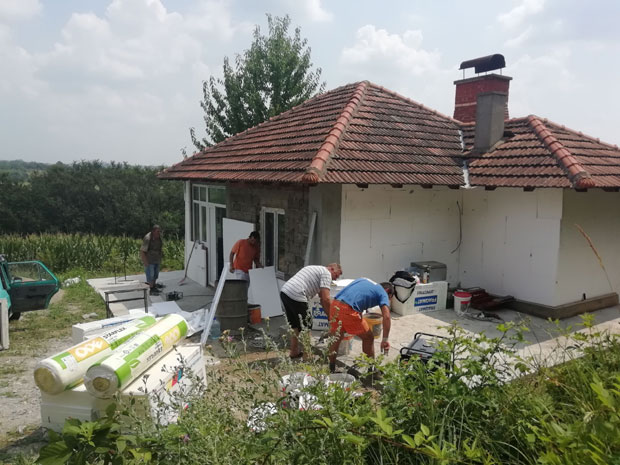 РАДОВИ КРАЈ СВИЛАЈНЦА: Асфалт, па ловачки и парохијски дом